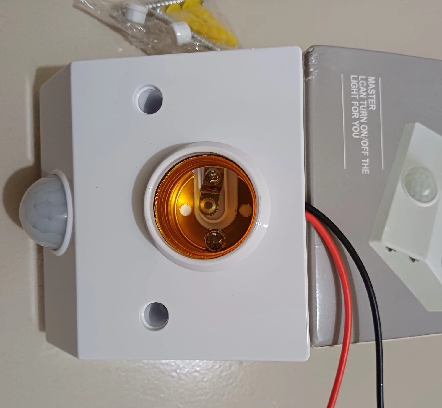 Automatic PIR Motion Sensor LED Bulb Holder Switch for Home Security